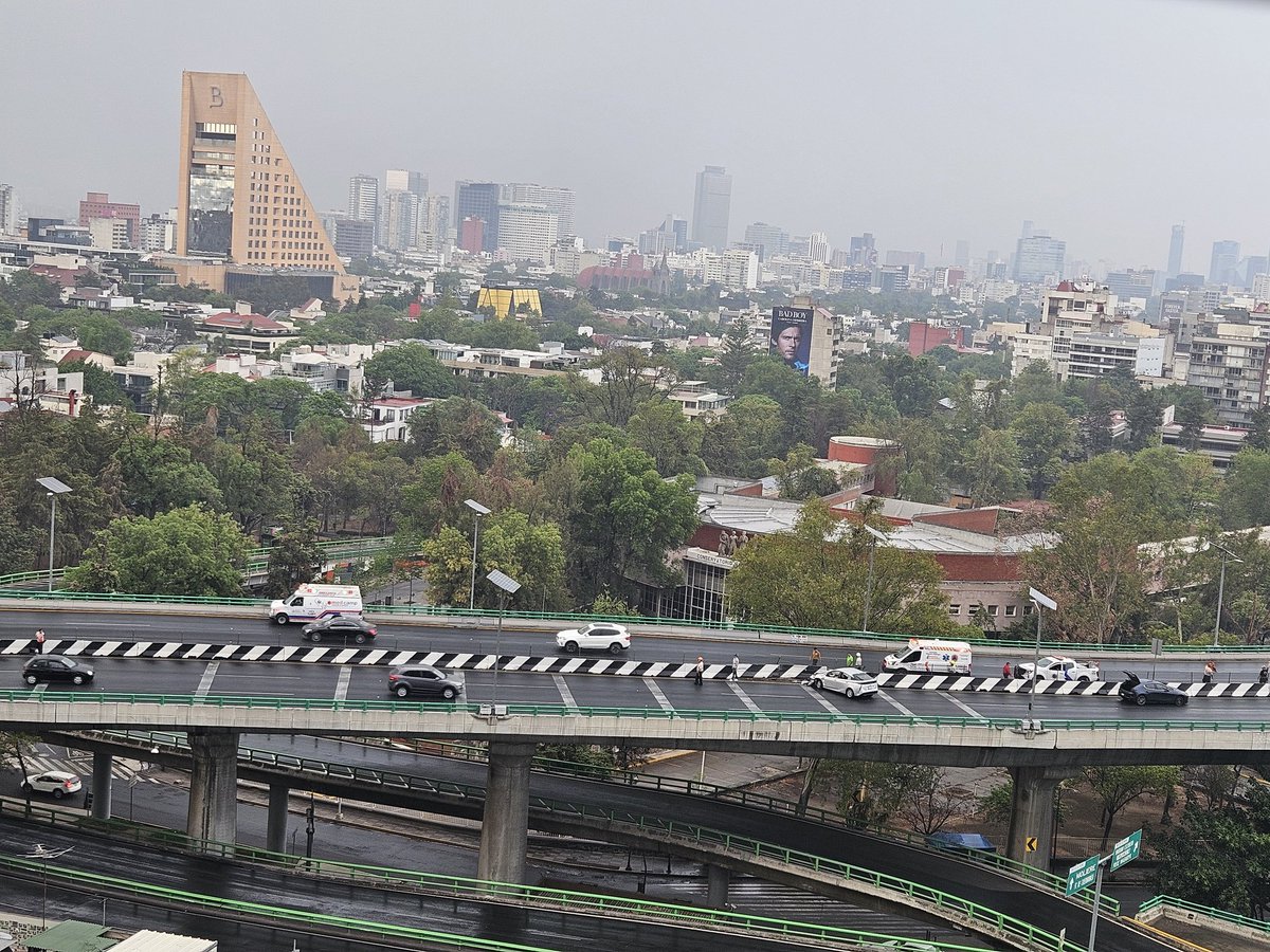BJS02057437's tweet photo. Accidente en Segundo Piso del Periférico  a la altura de Paseo de las Palmas. @AlcaldiaMHmx @CAPUFE @UCS_GCDMX  ,cada vez que llueve esa curva es una pista de patinaje y siempre hay un accidente. No pueden poner unos reductores de velocidad? https://t.co/RY5VSP72UT