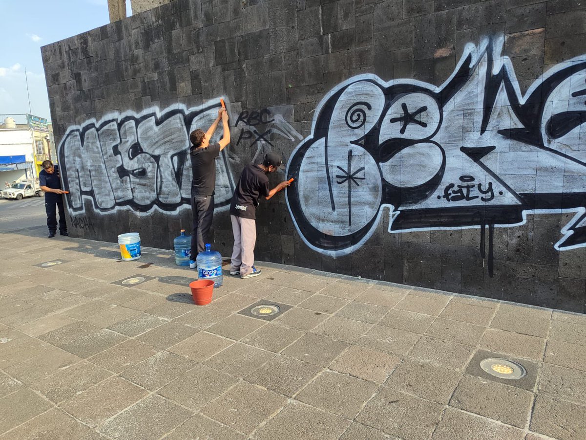 paofranco04's tweet photo. 👉🏻 #JusticiaCívicaGdl de @GuadalajaraGob informa que esta tarde los infractores que grafitearon el Monumento a la Bandera realizaron trabajos a fin de borrarlo #Concientización #MedidasReeducativas #ResponsabilidadColectiva 👩🏻‍⚖️ ⚖️  (foto ilustrativa de @muralcom ) https://t.co/bYe0kjwz71