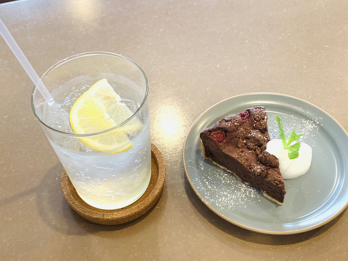 cheese_torori's tweet photo. 朝ごはんは食べたかな？
私はこんな朝ごはんが食べたい😍
『PUSH PUSH』さんでチョコぎっしりのタルトとレモネード。
程よい狭さのかわいい店内♡
16時で閉まっちゃうから空いてるの見つけたらつい寄っちゃう。
#松本市 #松本駅近 #カフェ #ひとり飯部 #PUSHPUSH https://t.co/sN8td57JeT