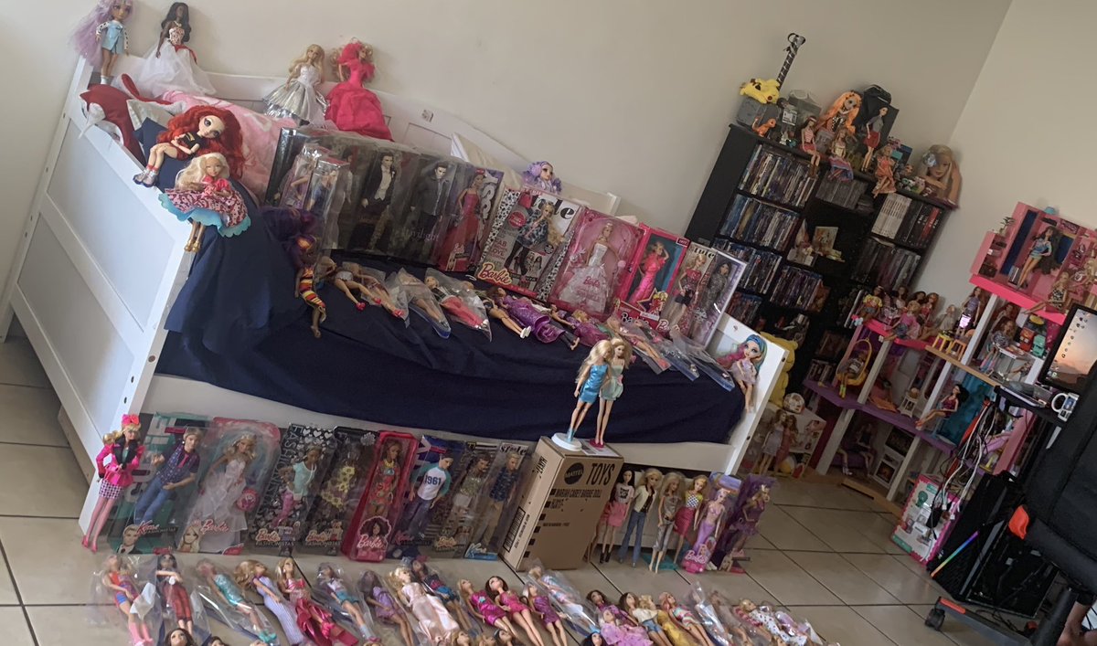 The_SamuraiGirl's tweet image. Here’s a pic not knowing I cut off the second row of dolls it’s hard to take a pic when you have hundreds of dolls. #barbiecollector