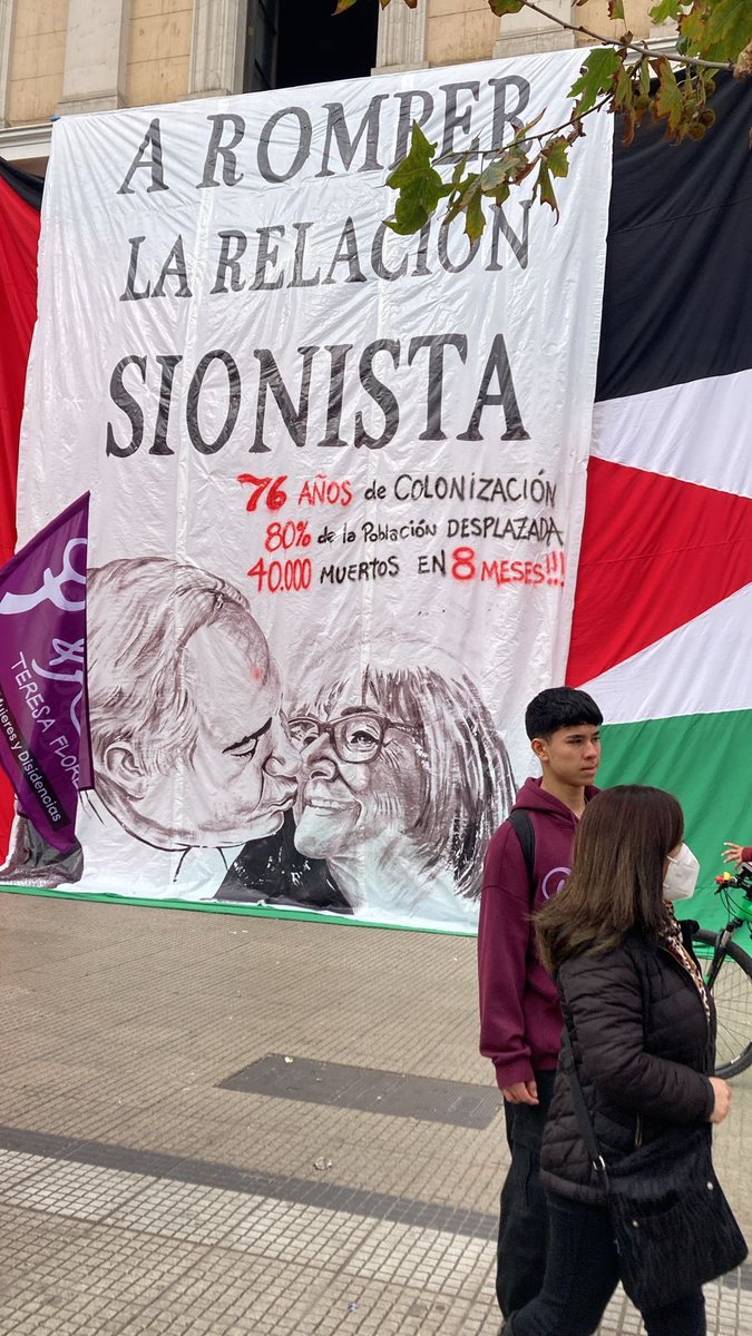 Inaceptable y grosero. Rectora <a href="/RosaDeves/">Rosa Devés</a> es persona de larga e impecable trayectoria en defensa de la democracia y #DDHH. Sin duda, condena el #genocidio y ocupación colonialista de #Palestina. 
Este letrero es afrenta injustificada a toda la comunidad <a href="/uchile/">Universidad de Chile</a>