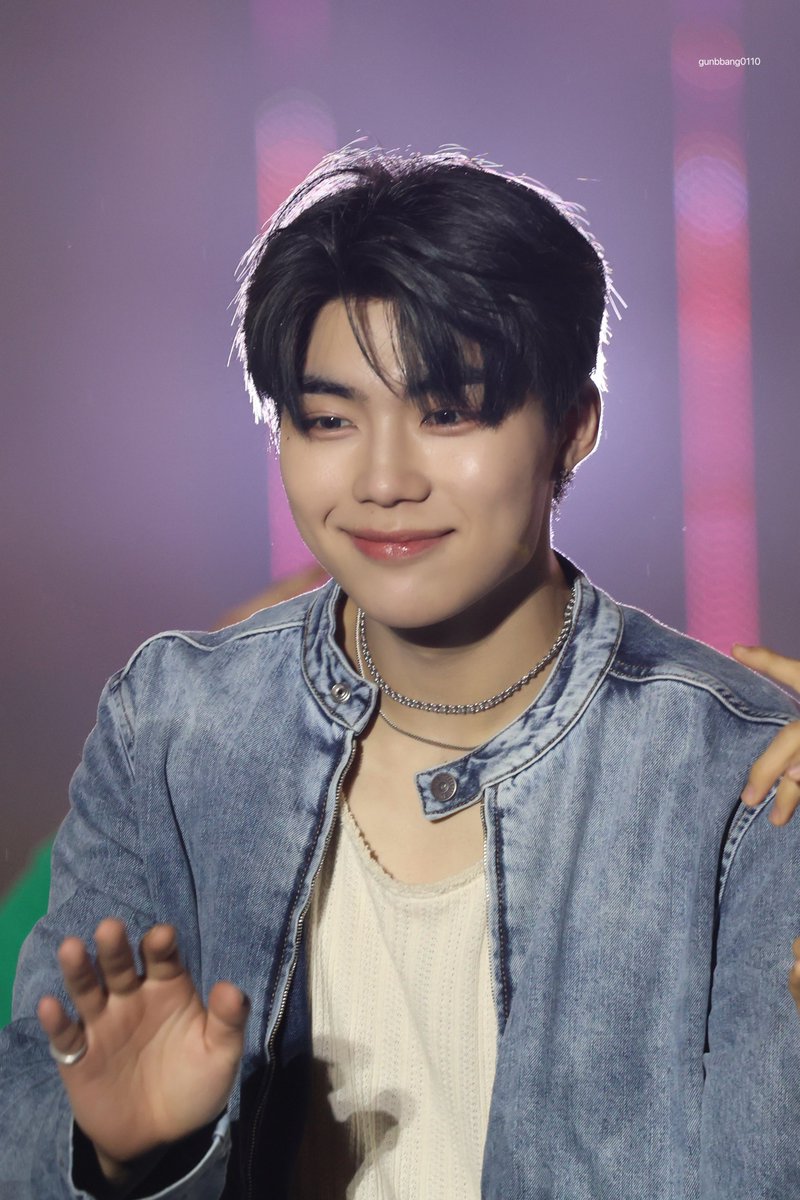 어? 건빵단이다!!                            인사해야지(손슬쩍