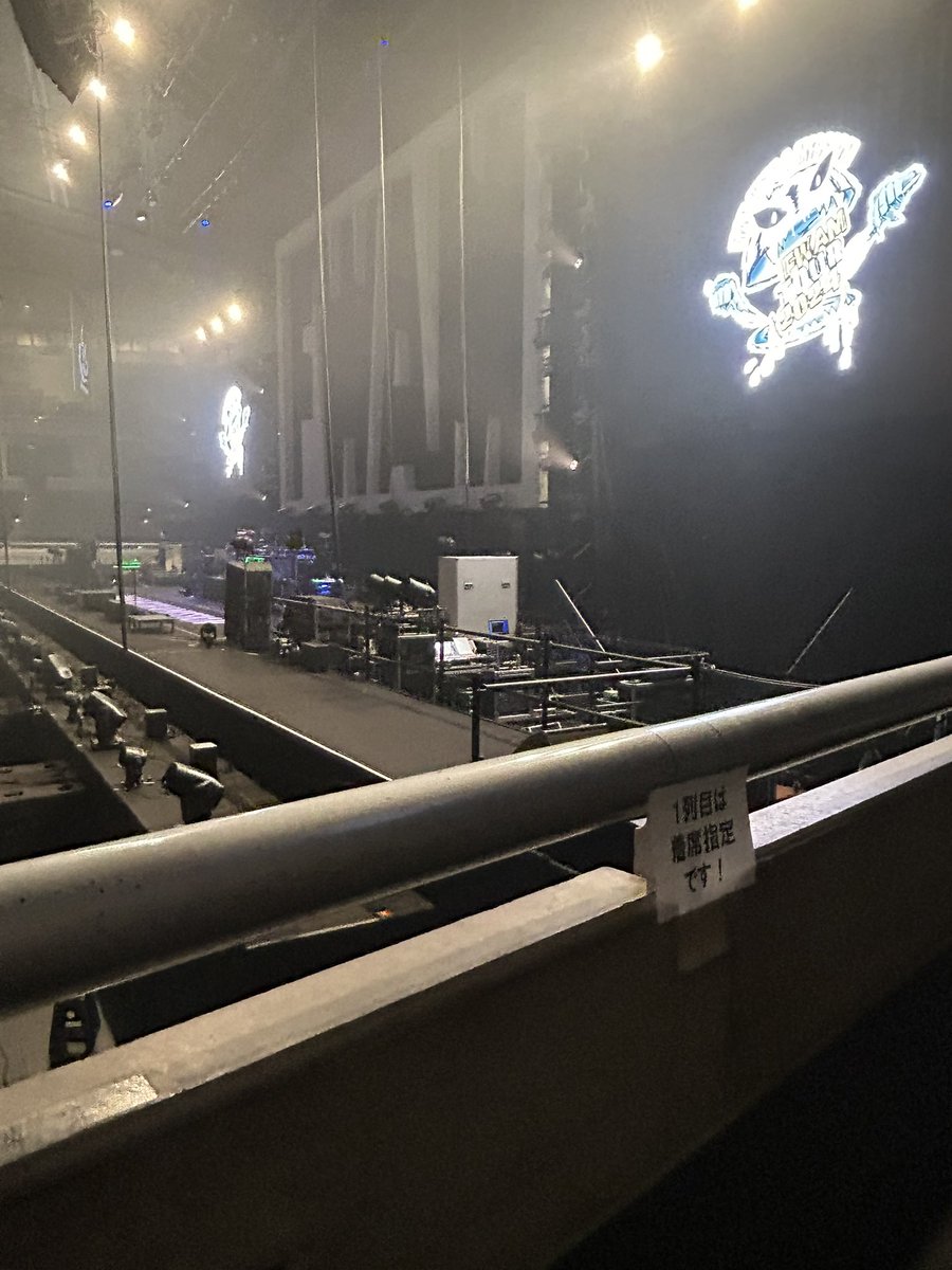 kKeavSx2B0byLru's tweet photo. 何これ⁉️ステージから2〜3メートルしかないけれど ここで座ったまま見ないといけないのか😂#FWMA #マンウィズ https://t.co/lQl1M1uP2y