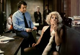 merlinpapin3's tweet photo. .@FredOL69007 Ce soir sur @C8TV le film #LeMarginal de Jacques Deray (1983)
Avec : Jean-Paul Belmondo, Henry Silva, Pierre Vernier, Claude Brosset, Roger Dumas, Carlos Sotto Mayor, Tchéky Karyo, Maurice Barrier, Jacques Maury, Gabriel Cattand, Michel Robin, Jean-Louis Richard, Didier Sauvegrain, Stéphane Ferrara, Daniel Breton, Jean-Roger Milo, Jean-Claude Dreyfus, Maurice Auzel, Michel Berreur
Le commissaire Jordan débarque à la tête de la brigade des stupéfiants de Marseille. Sa principale mission: démanteler un important trafic de drogue. Ce superflic aux méthodes plutôt radicales n'a pas la réputation de faire dans la dentelle. Aussi Sauveur Meccaci, un ponte de la pègre, s'empresse-t-il de faire jouer ses relations haut placées pour court-circuiter Jordan. En attendant, conseillé par son avocat, maître Cappa, le parrain, met deux de ses hommes de main sur les talons du commissaire. Ce dernier plonge dans les bas-fonds de la cité phocéenne, harcèle les indics et finit par trouver une alliée en Livia, une jolie prostituée. Lors d'une visite dans un bar mal famé, l'un des voyous accoudé au zinc prend la poudre d'escampette, mais Jordan le rattrape et obtient des renseignements sur un prochain arrivage à bord d'une vedette ultrarapide. Ordre est alors donné à un bateau des douanes de l'intercepter...