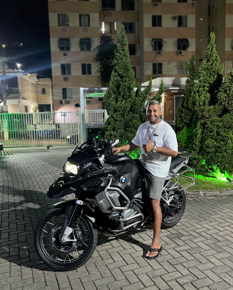 flavinhojr01's tweet photo. Gratidão a Deus por mais um ano de vida parabéns pra mim 🥳🥳🙏🏼 https://t.co/3WnP2M4PFP