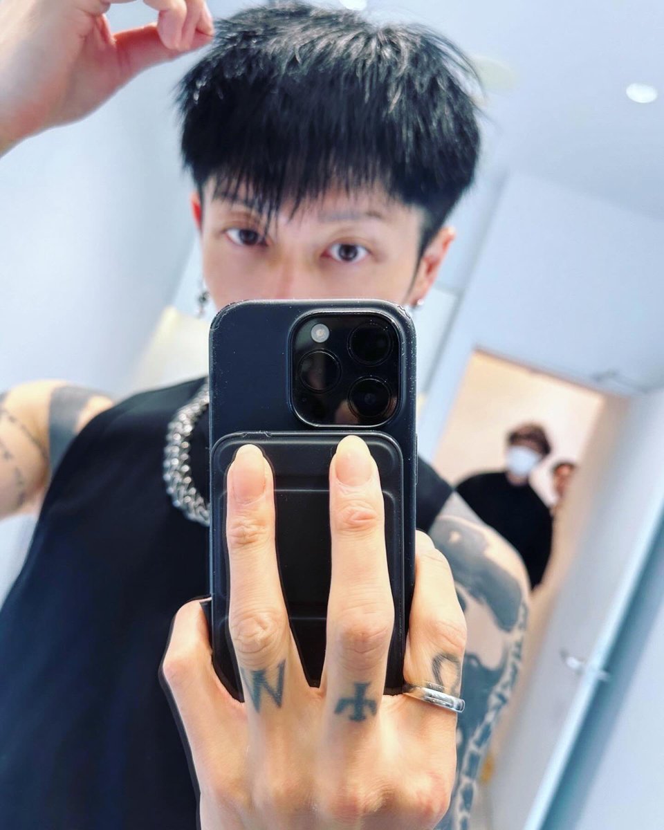 MIYAVI_OFFICIAL's tweet photo. 2024 Black mode.

２０２４年の夏はクールブラックで決まりや 💇🏻‍♂️
(たぶん)

#潔く諦めました
#お久しぶりの
#なにげに新鮮 https://t.co/JMb0L0VInv