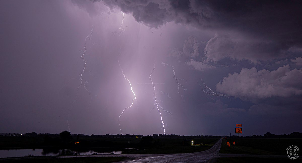 ChicagoMWeather's tweet photo. Just witnessed Mother Nature's power in action! ⚡📸 Check out these stunning lightning strikes I captured in SW Missouri tonight. Nature never fails to amaze me. #LightningStrikes #StormWatching #NaturePhotography #SWMissouri #PowerOfNature 🌩️📷 #MOwx https://t.co/QIf8VOAJM1