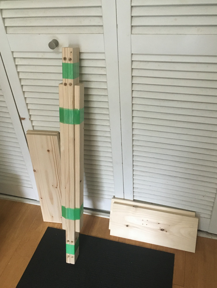yagi_athu's tweet photo. トレス台の天板部分を新しく作ってるのですが、ドリルの穴あけスキルがなさ過ぎて垂直に開けたい穴が斜めになりまくり・・・ https://t.co/lTQaMRXPIK
