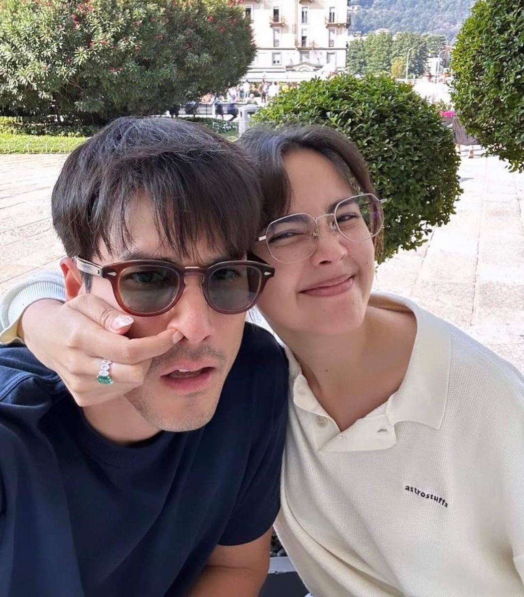 whitebinbw's tweet photo. พี่ญ่ากับ @Astrostuffs_TH ไม่ใช่แค่ถ่ายรีวิวลงโซเชี่ยลแทกแบรนด์อะ แต่นี่คือพี่ญ่าใส่ในชีวิตประจำวันเลย ประจำวันที่แปลว่าใส่ไปอิตาลี ใส่ไป st.tropez ที่ฝรั่งเศส น่ารักมากกกกกกจริงๆ ขอบคุณโบ้กับอิ๋มใน #เธอฟอร์แคช ที่ทำให้ 2 คนนี้มาเจอกัน รักน้องไบร์ท รักพี่ญ่า น่ารักมากกกกกกกกก😍🤍☀️🙏🏻

ps. Don't forget to support Bright & P'Yaya watch movie #LoveYouToDebt 🎥 Now showing in Malaysia🇲🇾 and Indonesia🇮🇩 and upcoming show in Taiwan SOON ( อาศัยช่วงชุลมุนโปรโมทหนังอีกแล้ว 55555555555555 ) 

#bbrightvc #urassayas 
@bbrightvc #astrostuffs