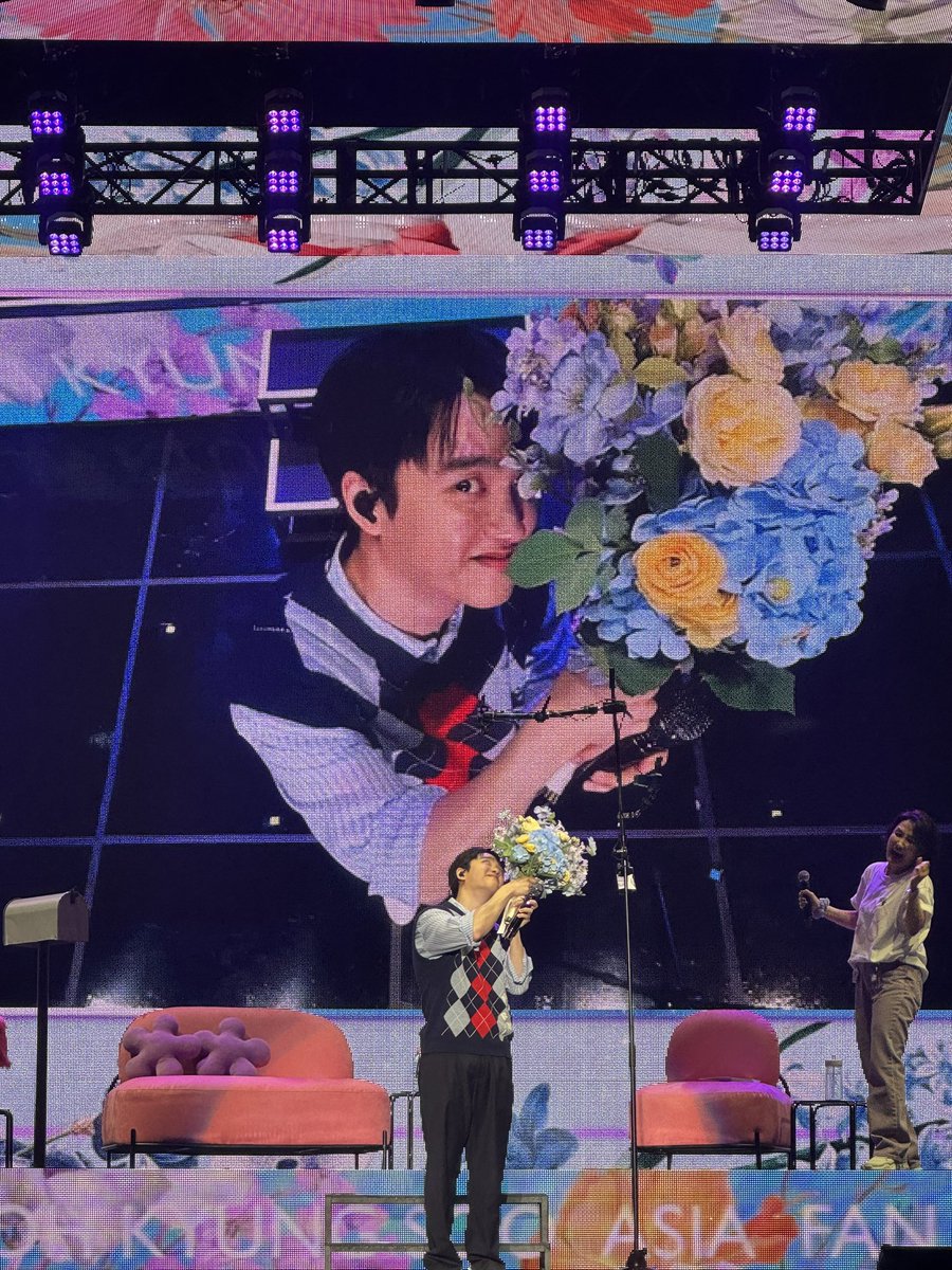 HOLD ONNN. KYUNGSOO taking pictures from the camera above 🥹 cute!!!