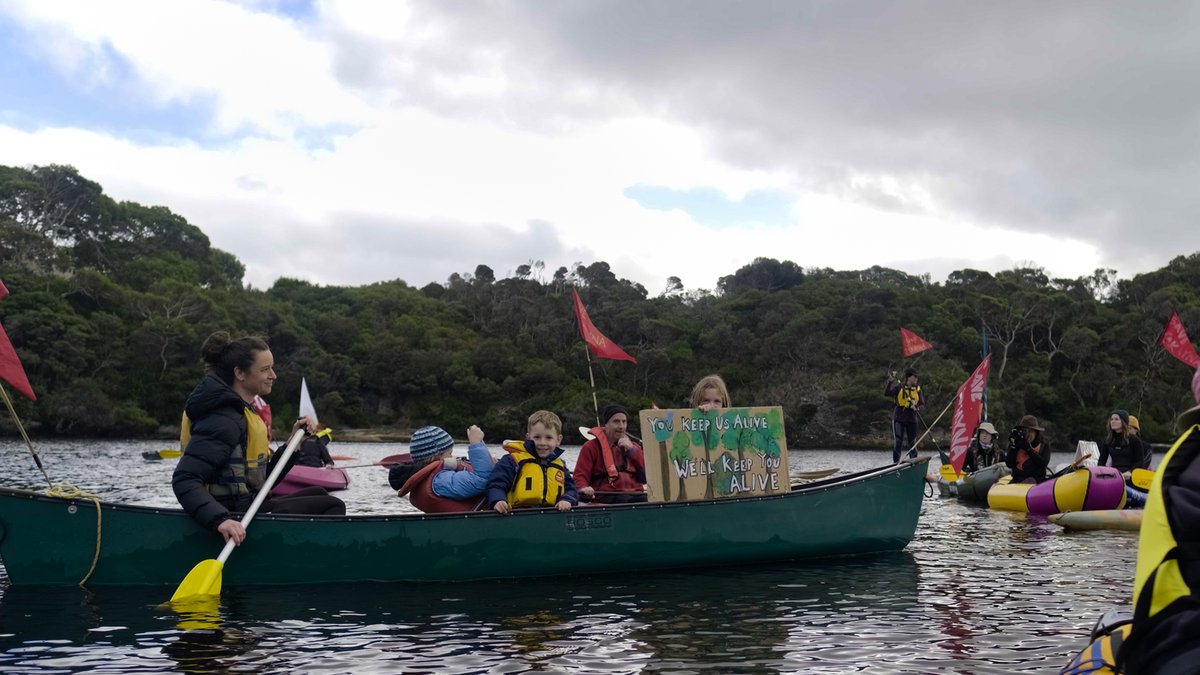 BobBrownFndn's tweet photo. 🛶 Today, 50 community members were joined by Australian Greens Senator @NickMcKim for a flotilla on the Arthur River in Takayna / Tarkine, calling for an end to logging of critical wildlife habitat along the river.
Join us to #defendtakayna — https://t.co/j1vNRgtlT1 #politas https://t.co/rTGstQ4oIj