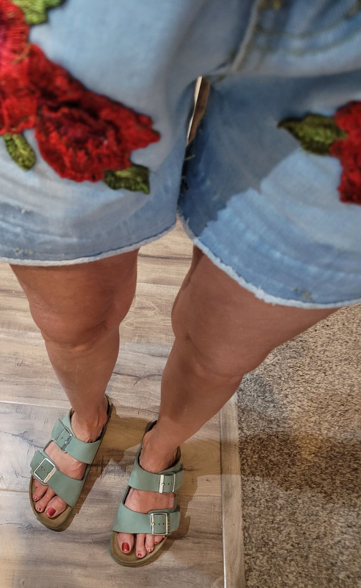 frontrowfootsho's tweet photo. Rosey days
#feetshow #Footpatrolling #Feet #footworshi̇p https://t.co/QXJxsYZHcB