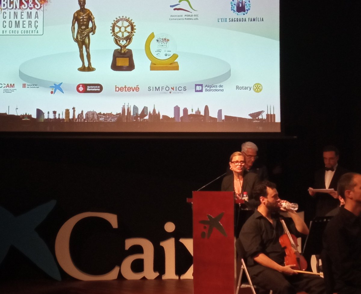 DavidLabrador23's tweet photo. 🎥 Esta semana tuve el honor de asistir a la "Gala dels #PremisHermes del #ComerçBCN Shopping & Shooting" organizado por @CreuCobertaShop.
🏆Allí pude aplaudir a los nominados, felicitar a los premiados y deleitarme con todas las actuaciones musicales del acto.
👏🏻 ¡Inolvidable! https://t.co/ChnE7PrXLY