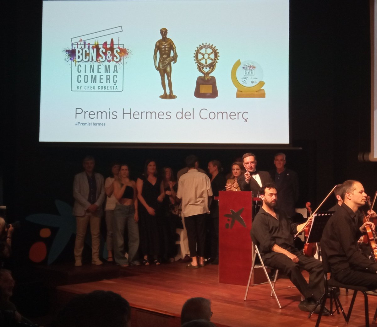 DavidLabrador23's tweet photo. 🎥 Esta semana tuve el honor de asistir a la "Gala dels #PremisHermes del #ComerçBCN Shopping & Shooting" organizado por @CreuCobertaShop.
🏆Allí pude aplaudir a los nominados, felicitar a los premiados y deleitarme con todas las actuaciones musicales del acto.
👏🏻 ¡Inolvidable! https://t.co/ChnE7PrXLY