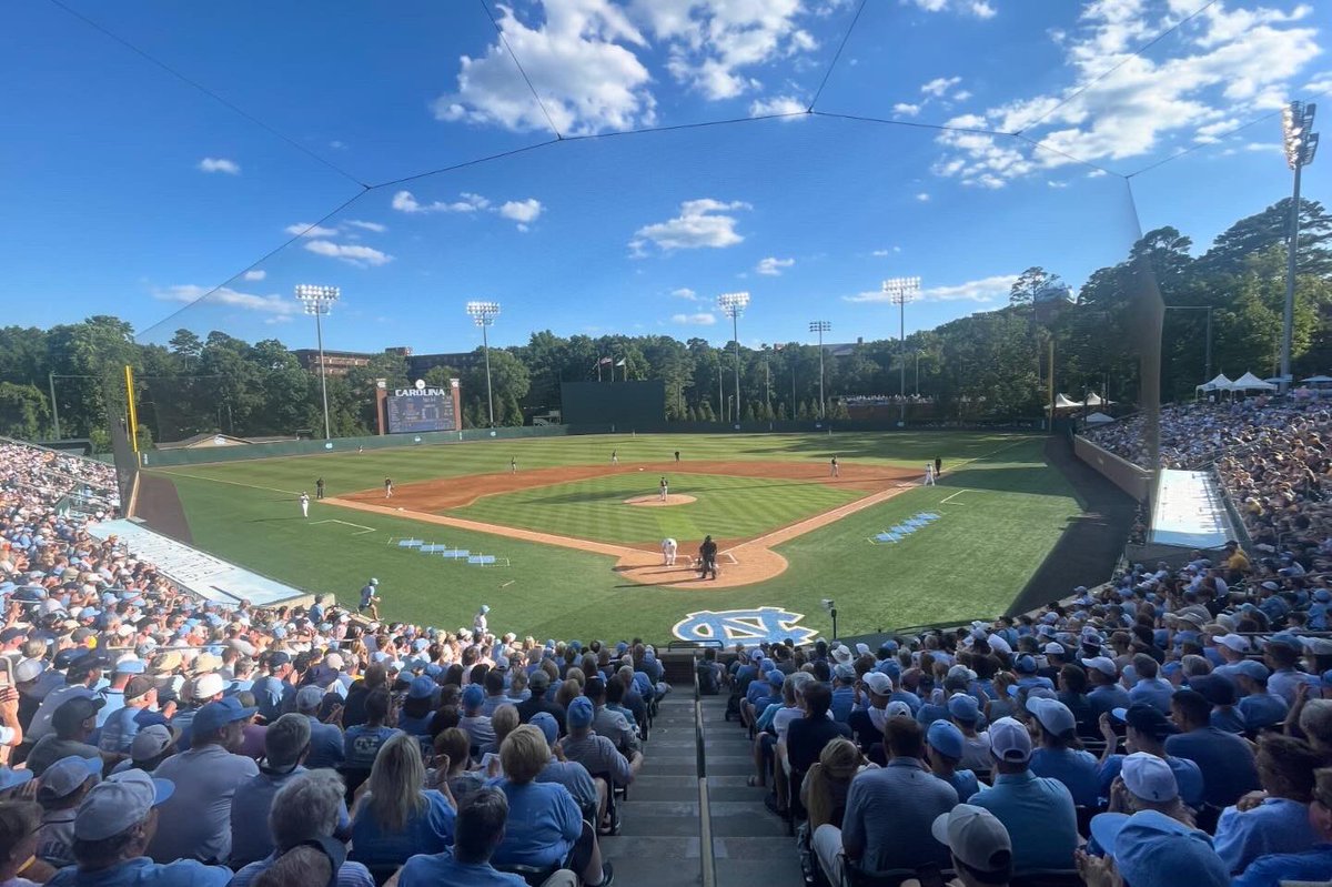 katrinakono14's tweet photo. 43 Home Games and nothing but love for the @DiamondHeels!!

#GoHeels https://t.co/KA3suEn9QR