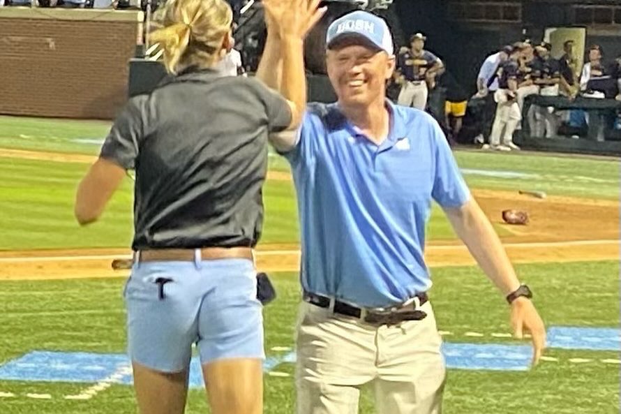 katrinakono14's tweet photo. 43 Home Games and nothing but love for the @DiamondHeels!!

#GoHeels https://t.co/KA3suEn9QR