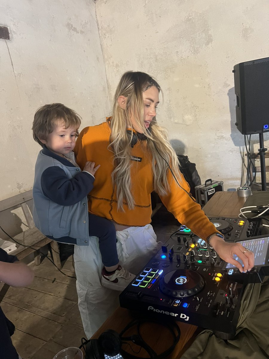 Me and <a href="/Jaylimusic/">Jayli</a> had a blast chatting to all the parents at #parentfolk festival yesterday! Maybe even got some new &amp; fun podcast guests for the near future 😁