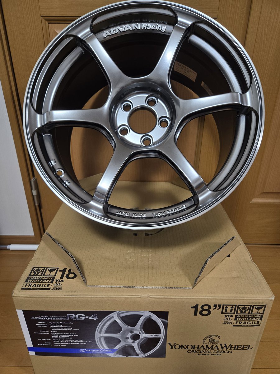 take_cha0077's tweet image. 夏のボーナスで
ADVAN Racing RG4
１８インチ　9J＋50
HBR
レーシングハイパーブラック&amp;amp;リング
買いましたっ🤑
これ、めっちゃカッコ良いやん！
最後まで9.5J＋45と悩んだけど納期聞いてあきらめた😇
#GR86
#ADVAN
#RG4