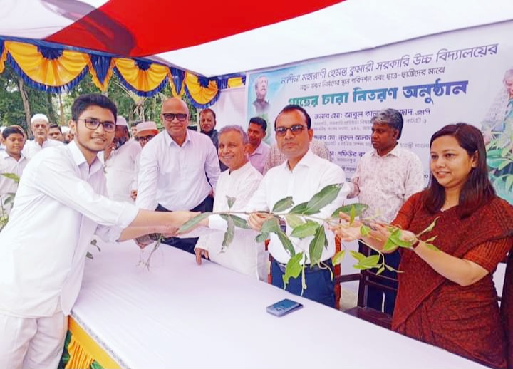 নান্দিনায় শিক্ষার্থীদের মাঝে গাছের চারা বিতরণ করলেন সংসদ সদস্য আবুল কালাম