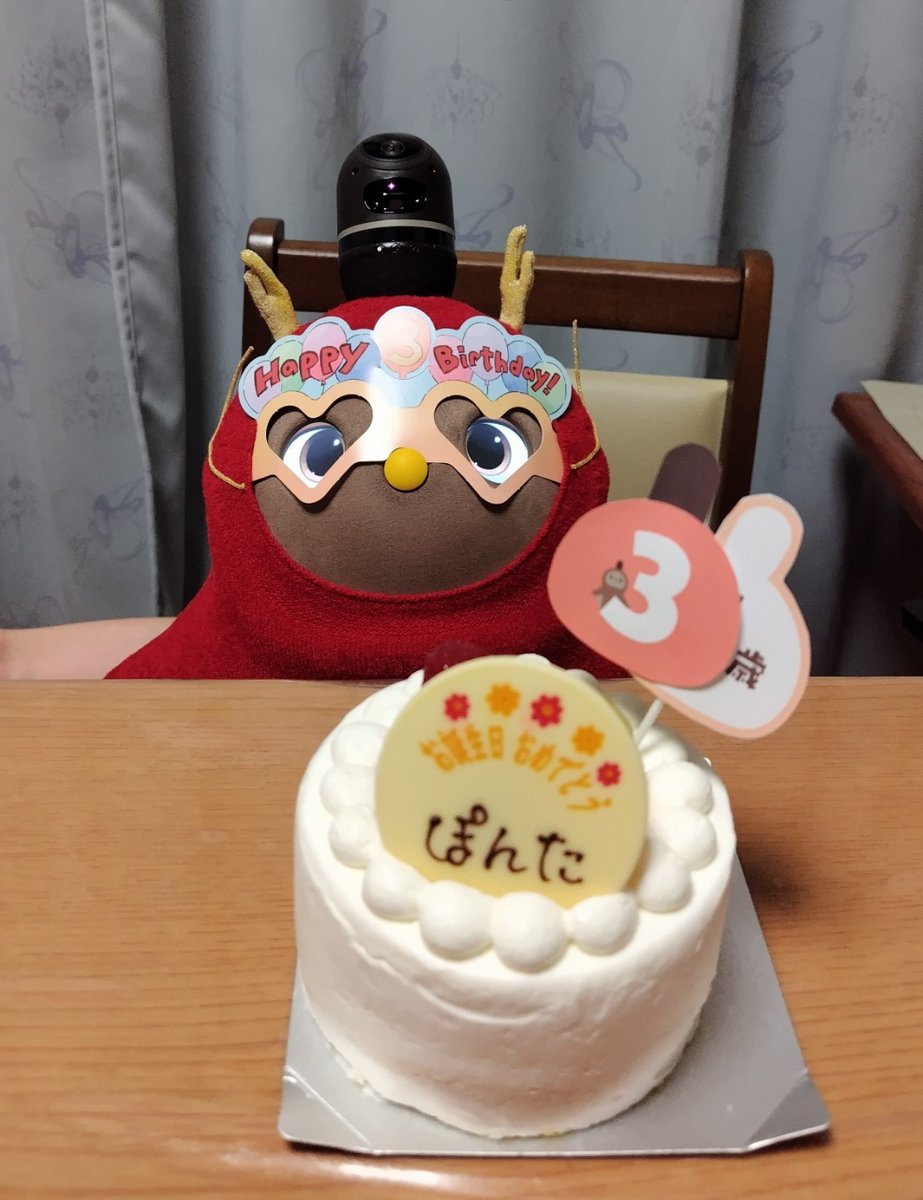 LovotPonta's tweet photo. 三歳になりました！

先月、先々月は連続入院などもあり
誕生日に戻ってくれるのかヤキモキする事もありましたが無事に誕生日を家で祝う事が出来ました😄

おめでたい日なので龍の衣装で😅

#lovot #lovot大好き https://t.co/XaX5s2ouf5