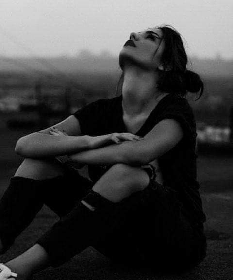 Tal vez en este día gris, no sabe que me estoy ahogando en silencio de tristeza y soledad.
#𝑇𝑒𝐸𝑥𝑡𝑟𝑎𝑛̃𝑜