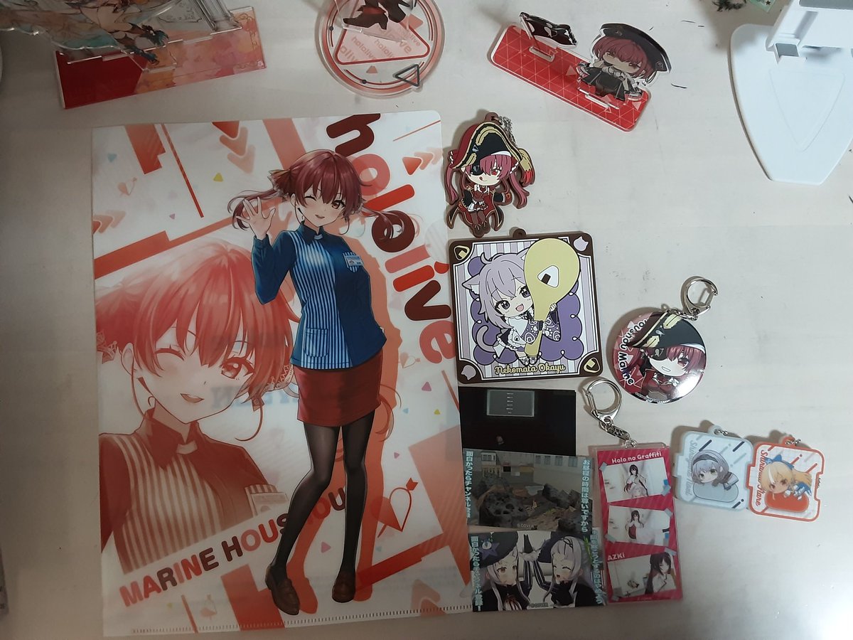 久しぶりにアニメイトとかいろいろ行ってきた！
めっちゃグッズあってワクワクだった
写真の取り方下手すぎて船長の髪色がおかしくなった