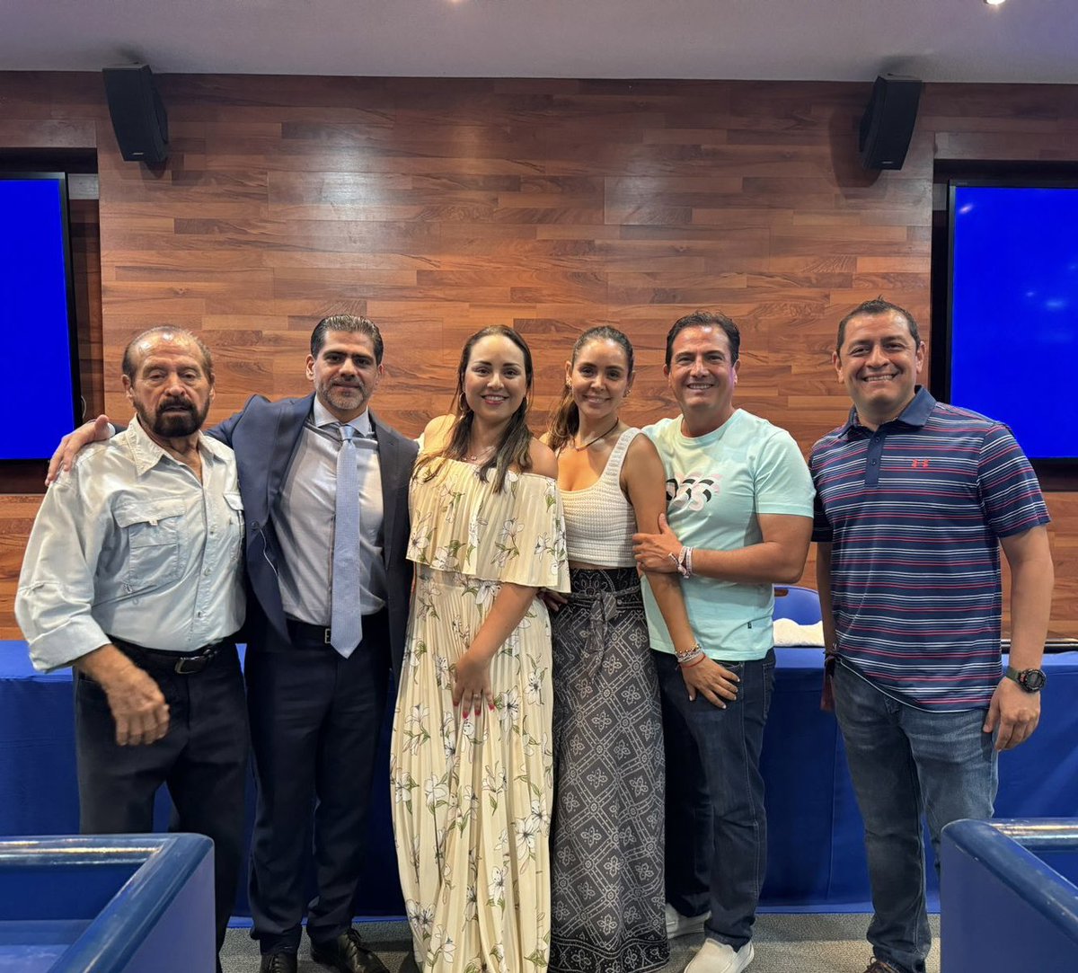 Jaime_Badillo's tweet photo. Hoy dimos un paso más en nuestra vida académica, por decisión unánime fui nombrado como nuevo Doctor en Derecho, gracias a mi familia, amigos y sobre todo a Dios y mi Reina, mi Mamá. Lo logramos y seguiremos aportando de manera responsable ante la sociedad. https://t.co/CSb8b3XWWG