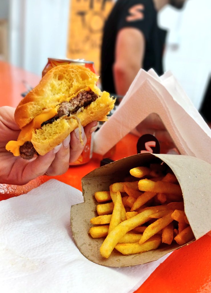 PreciosRosario2's tweet image. #HamburguesasEnRosario 🍔

Sábado de 🍔🍔🍔
🍔 Hamburguesas #Slider 
👉🏻 Cebolla, queso chedar y aderezo especial
👉🏻 Pan de papa con manteca 
👉🏻 Papas con mix de especias 

💰 $2.200 🍔
💰 $6.500 🍔🍔🍔
💰 $12.600 🍔🍔🍔 + 🍟 + 🥤

📍 Jujuy 2514

Más info instagram.com/slidershamburg…