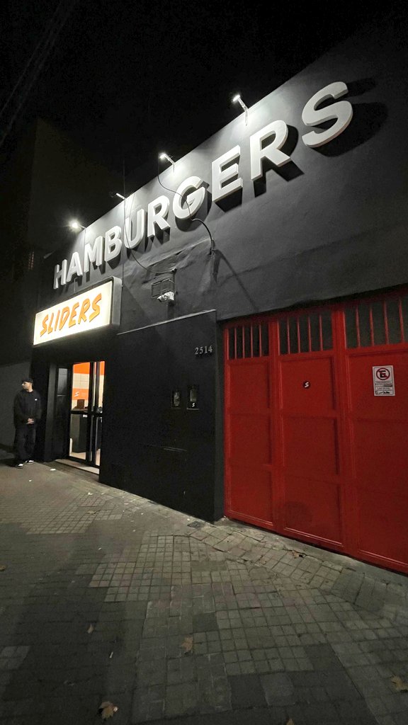 PreciosRosario2's tweet image. #HamburguesasEnRosario 🍔

Sábado de 🍔🍔🍔
🍔 Hamburguesas #Slider 
👉🏻 Cebolla, queso chedar y aderezo especial
👉🏻 Pan de papa con manteca 
👉🏻 Papas con mix de especias 

💰 $2.200 🍔
💰 $6.500 🍔🍔🍔
💰 $12.600 🍔🍔🍔 + 🍟 + 🥤

📍 Jujuy 2514

Más info instagram.com/slidershamburg…