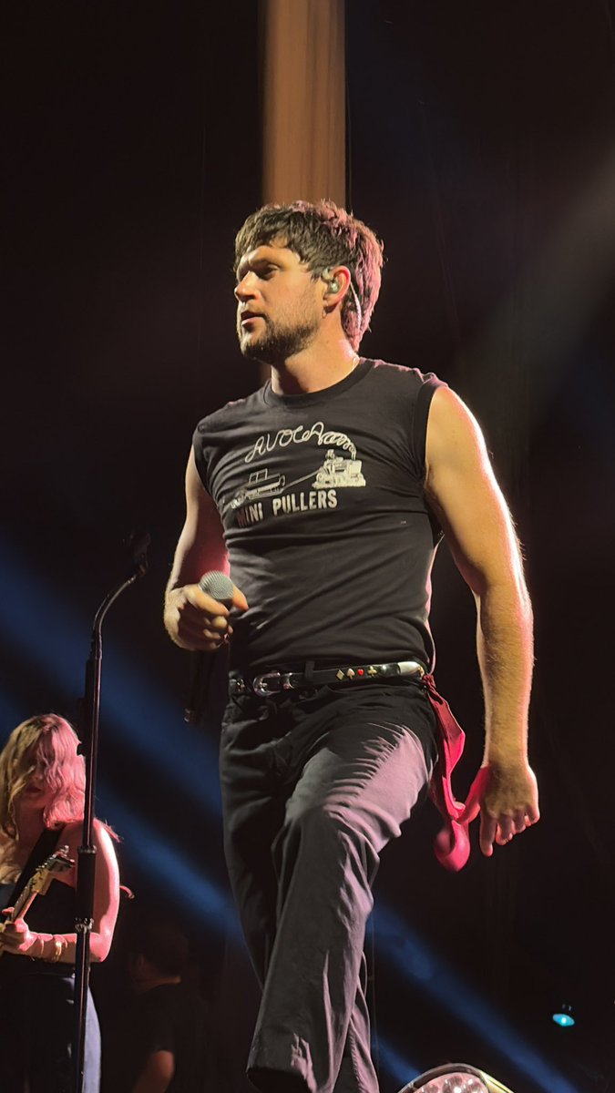 niallontours's tweet photo. Niall Horan on stage tonight in Bristow 🫡🕺🏻

via @satellitegolden https://t.co/dJYpmjcDQK