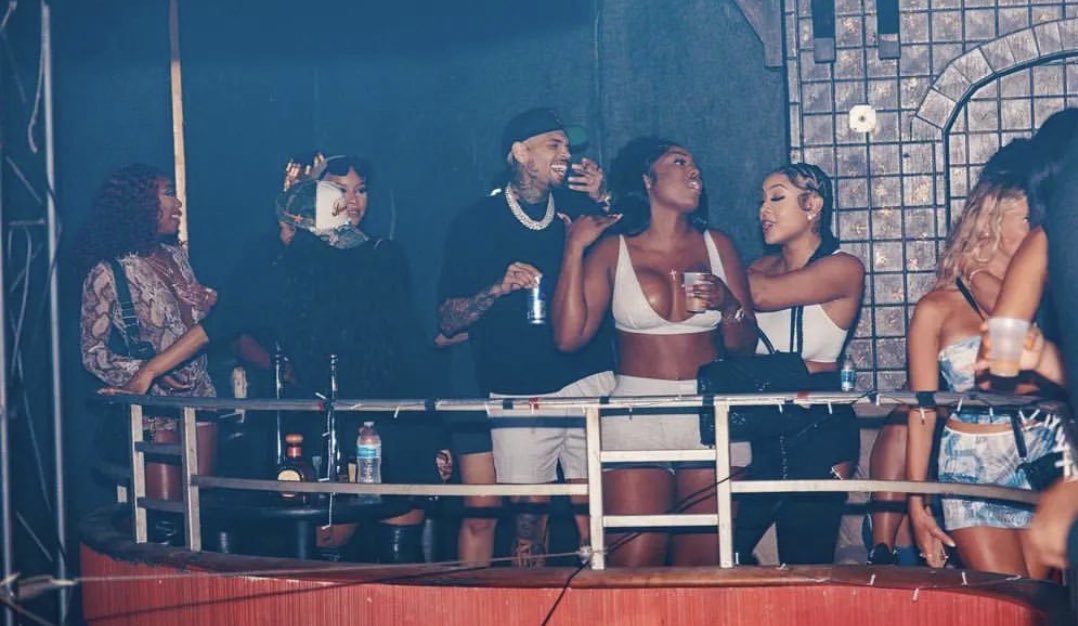 RemysNewThang's tweet photo. @9jordie9 @PETTIESTPREMY If he is colorist then why TF would he work w| the SAME WOMEN yall claim he hate? Only Tony Vanity said that &amp; it was a lie. Here are photos of Black women in his VIP section. You cosigning somsone who said they want to fck him &amp; have his kid. Dizzy bitch. Be fckn for real. https://t.co/8rlJ26CLB6