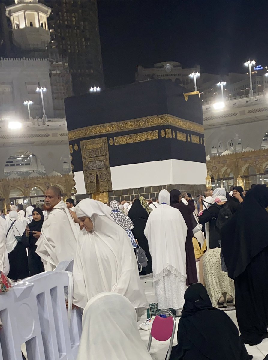 طف بي بمكة إني هدني تعبي 
واترك عناني فإني هاهنا هدفي
ودع فؤادي يشدو في جوانبها
ففي مرابعها يهيم القلب من لهفى