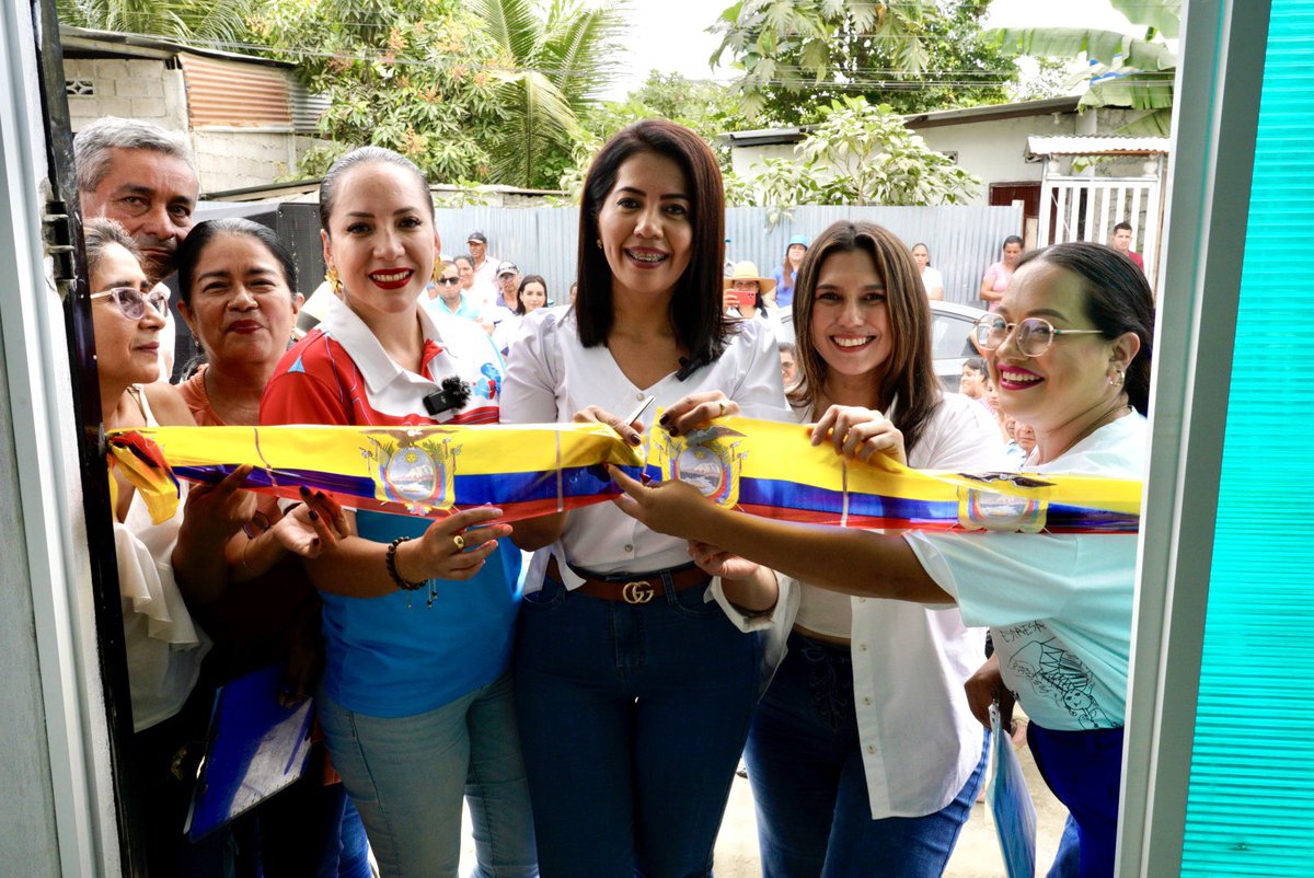 GuayasRC5's tweet photo. Desde nuestro bello cantón #Salitre el día de Hoy se inauguró nuestra central Cantonal. 
Gracias #Salitre por tu firmeza, valentía y Unidad.

#ElPoderDeLaGente 
#ElPoderDeLosGuayasenses 🩵
@MashiRafael 
@LuisaGonzalezEc https://t.co/hgGSeHej9w