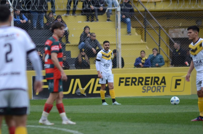 DaleOlimpo's tweet photo. ⚽️ #Olimpo vs. #CírculoDeportivo. Lista de convocados:

▪️ARQ: García y Caprio.

▪️DEF: Pérez, Fleita, Osinaga, Paredes, López y Albertinazzi.

▪️VOL: Larrea, Fernández, Ramírez, Coacci, Affranchino, Di Buo, Peralta, Araujo y Segovia.

▪️DEL: Acosta, Cáceres, Osurak y Vila. https://t.co/7CpDcLpdWj