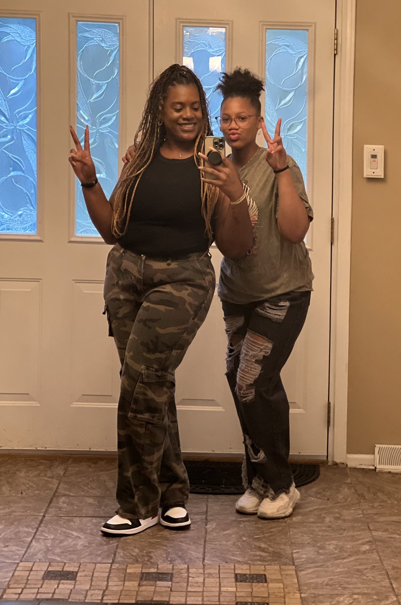 __MChristina's tweet photo. Baby girl’s FIRST concert – and I’m taking her to see my FAVEEEE! 🥰❤️ 
Meanwhile….The 11:11 Tour is my 11th Chris Brown concert! 💁🏽‍♀️💚✨ https://t.co/L4TTuwIiJf