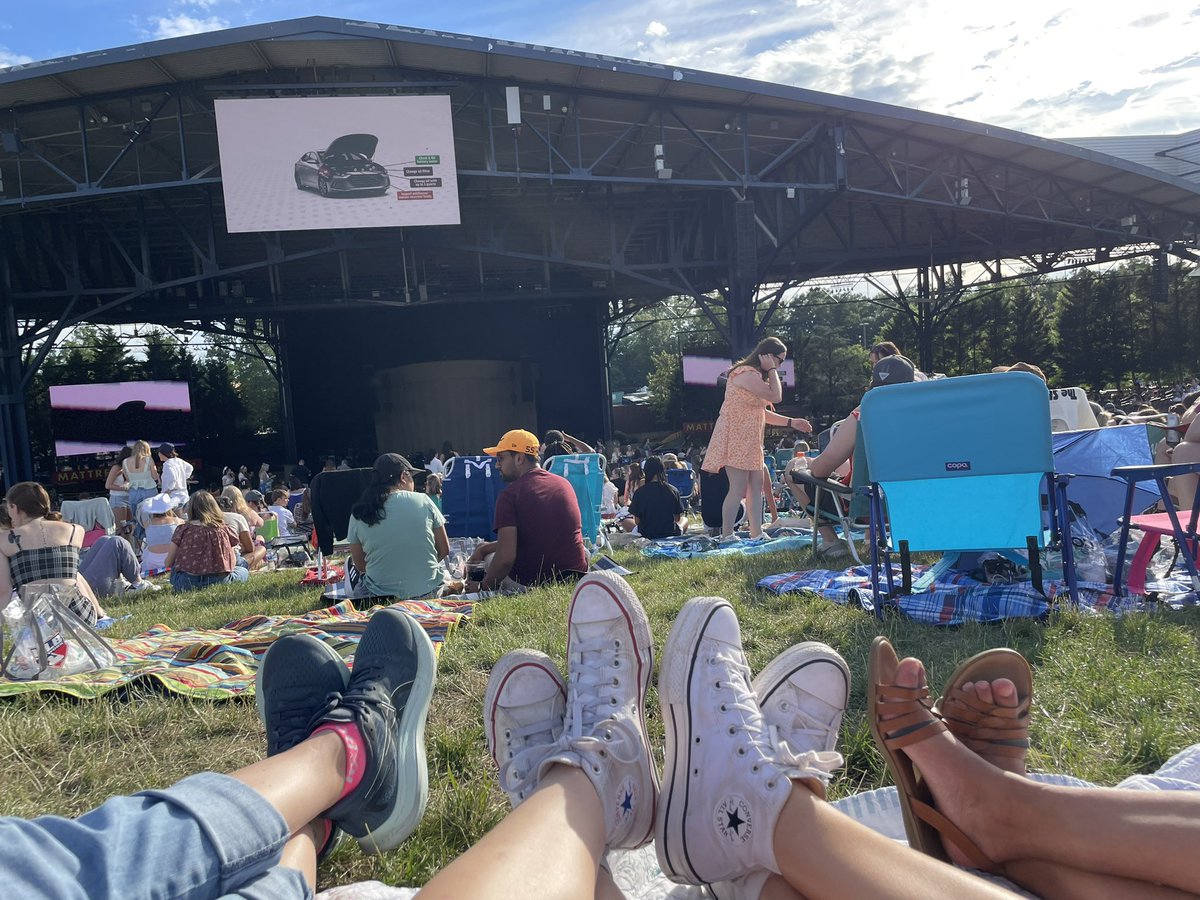 vandygirl1998's tweet photo. It’s #FeetsAcrossDC at the @NiallOfficial concert tonight https://t.co/ErqEPGH8dH