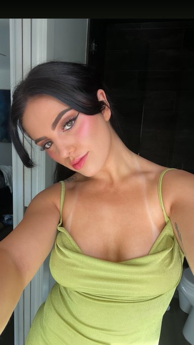 Are selfies still cool? 🖤 https://t.co/JqeMDBUw63