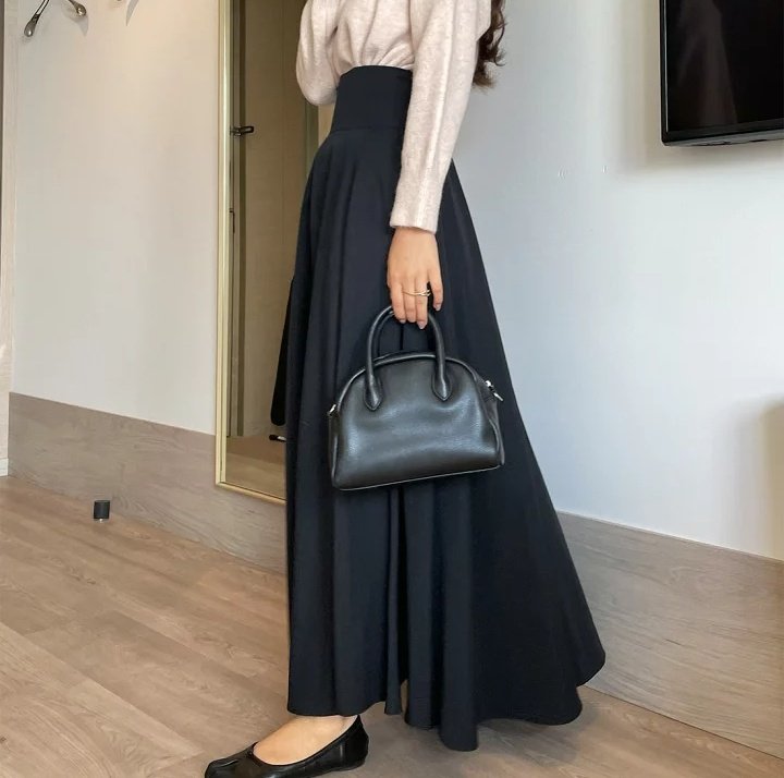 FUWAFUWAWAMOUFU's tweet photo. ハイライズのスカートと取り外し可能なコルセット風ベルトを組み合わせたら、どんなブラウスでも合うと思うんだ…‼️✊😸😸😸
例えば、この様なブラウス‼️‼️‼️✊😸😸😸
とても、素敵‼️‼️‼️✊😸😸😸 https://t.co/XEYk7tvSQw