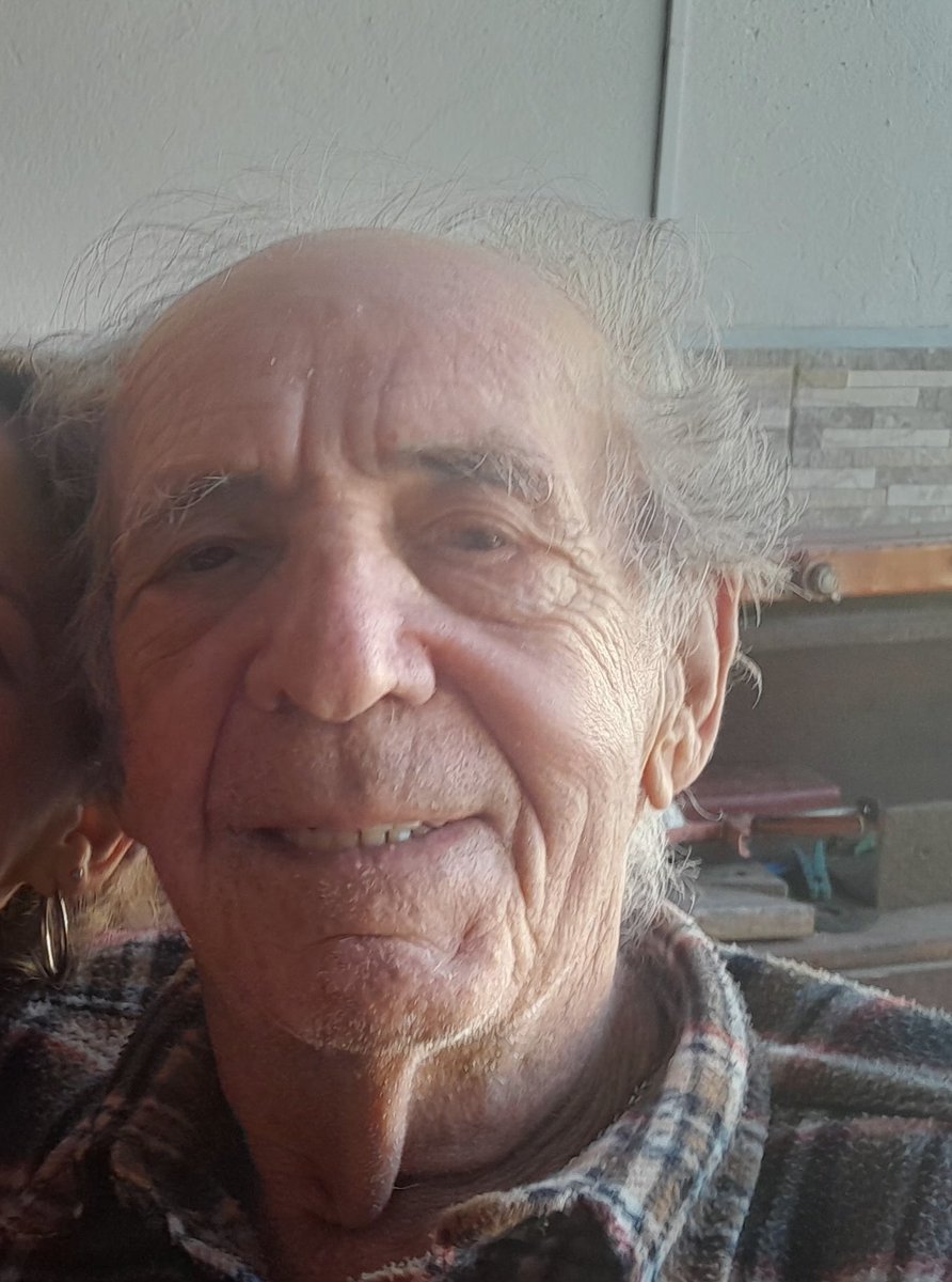fedebarboza17's tweet photo. @diegodelacurva Diego!! mi abuelo tiene 96, esta más lucido que yo!  
Vio undir al Graaf, vio al zepelling.. 
Y tiene una heladera General Electric de esas verdes por ejemplo https://t.co/NdeR7QLtet