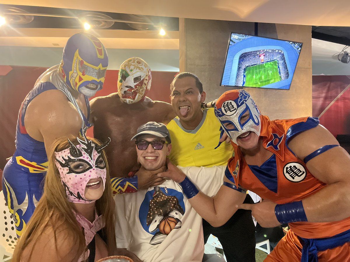 JuanSGuarnizo's tweet photo. En un principio iba a subirme, cancelé de última hora y vinieron muy amablemente a saludarme y recordarme lo CULO que soy.

Qué viva la lucha libre. https://t.co/tcyH8LgA5Z