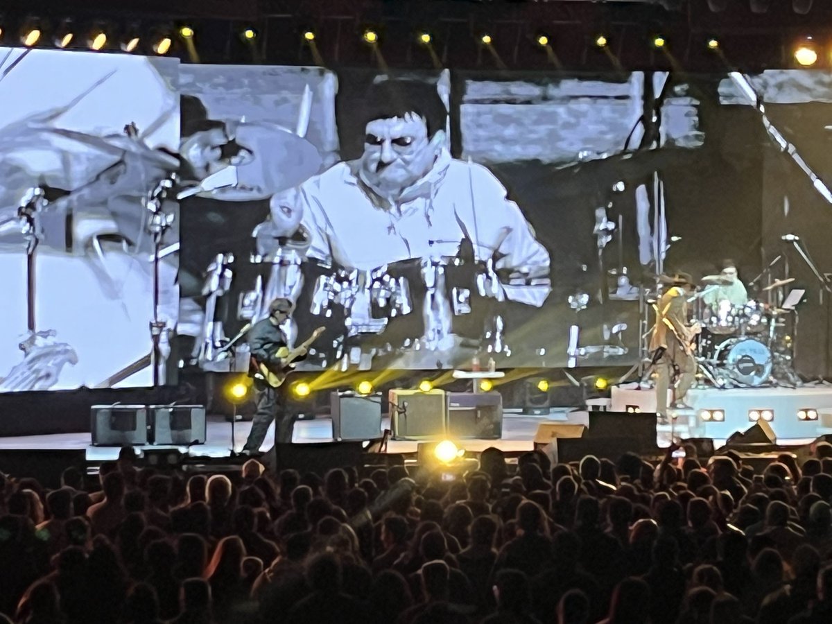 KColpo's tweet photo. #Los3 gran concierto en #ArenaPuertoMontt ojalá algún día por #ValdiviaCL https://t.co/ioNxJfwdlO