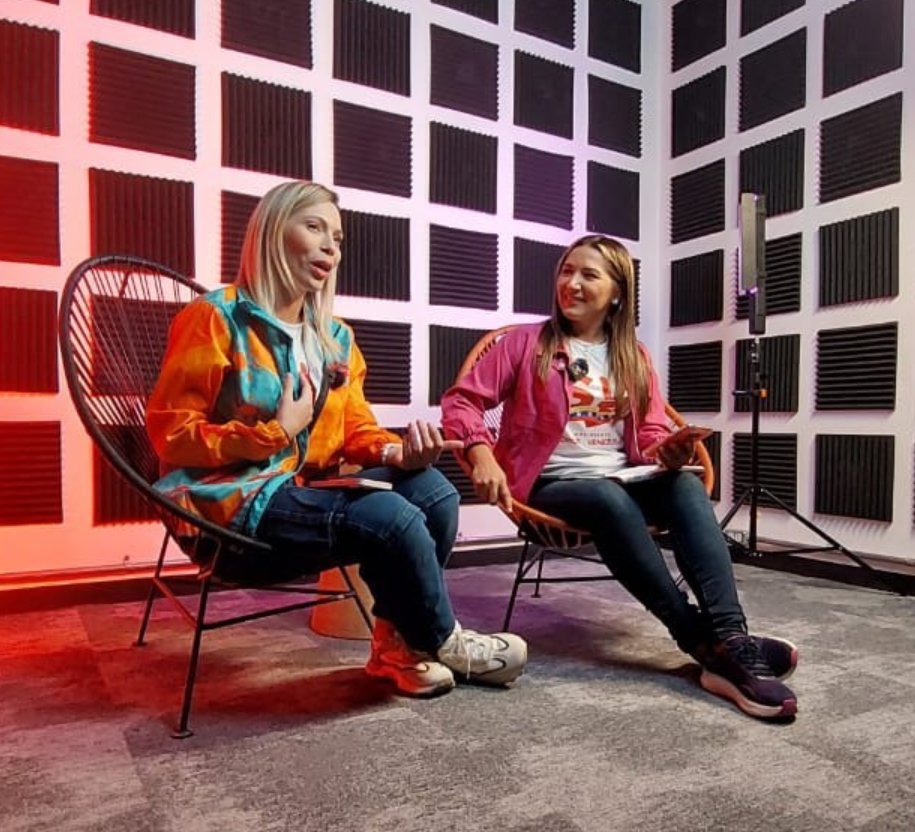 #SiVaNico
#AlMomento Forochat con toda la fuerza del Movimiento Somos Venezuela junto a #Ministra <a href="/jhoagaby/">Jhoanna G Carrillo M</a> &amp; #Vicpte <a href="/MervinMaldonad0/">Mervin Maldonado</a> 
La esperanza está en la calle, y ya son 7 años llevando la esperanza casa a casa, calle a calle. Gracias a nuestro Presidente <a href="/NicolasMaduro/">Nicolás Maduro</a> ✌🏻