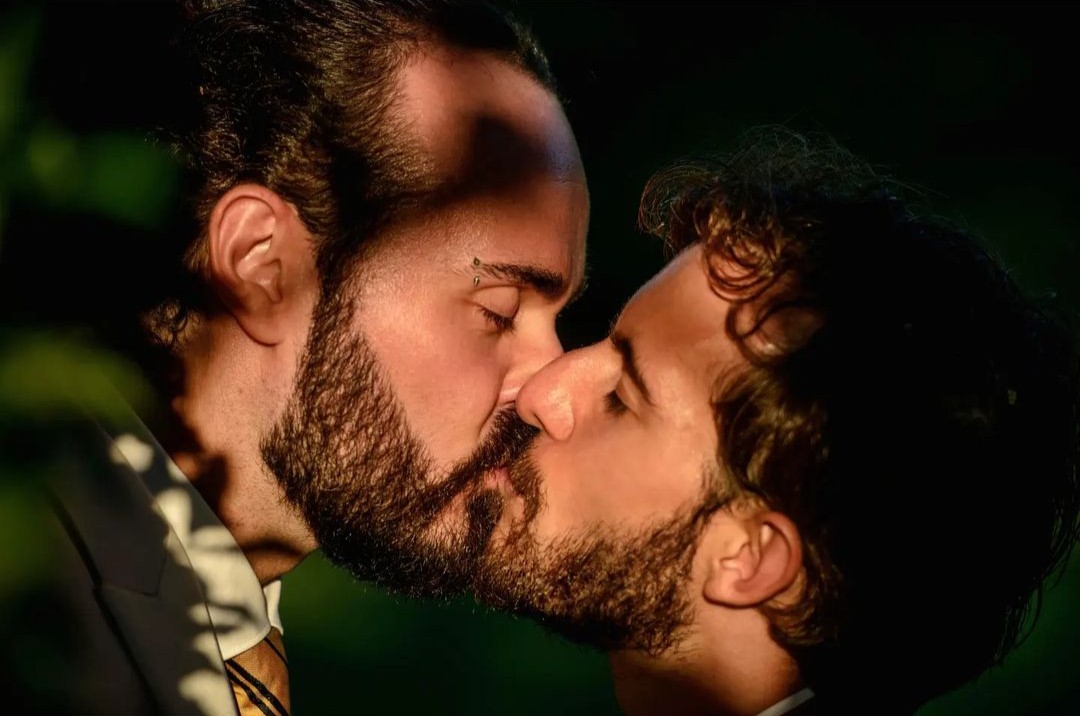 evollgbt's tweet photo. Beautiful couple: @alexismarrai & @geriatric_popstar ❤️🌈
#gay #instagay #beardsofinstagram #gaylove #beardman #scruffybeard #gaycouples #instabeardie #beardedboy #gaymarriage #gaylife #gaycute #gaycub #beardeddad #hairy #beardguy #husbands https://t.co/aNmaylSmcm