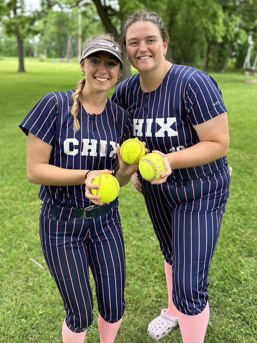 DiamondChix_16U's tweet photo. 3-0 today at the Willoughby Starzz Invitational. Shoutout to our Home Run hitters &amp; MVP’s:

Katherine England: Grand Slam + Home Run - Kasey Melvin: Home Run - Gayle Mishic: Home Run - Giovanna Diligente: Home Run 

MVP Pitchers: - Reagan Vavro, Ashley Gardner and Maddy Grano https://t.co/P6aTUVOML2