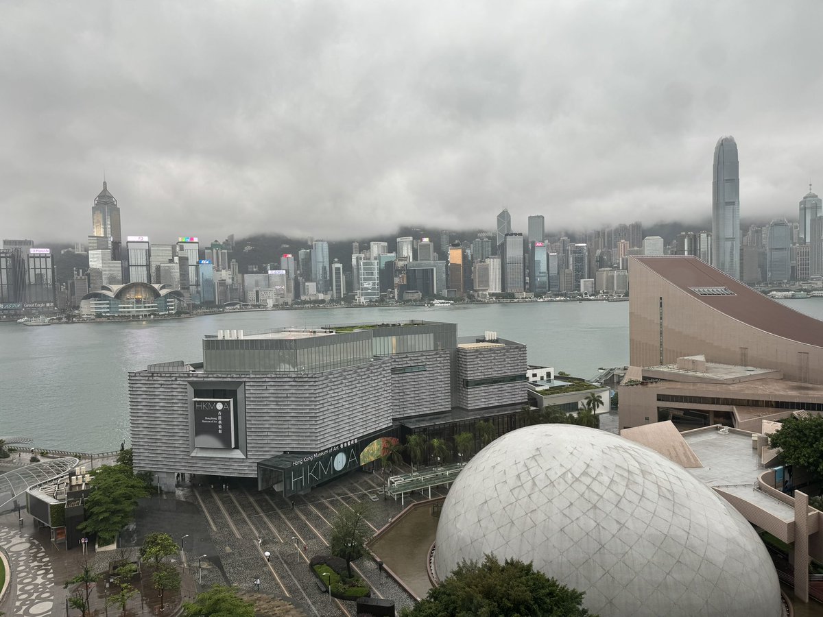 阴天 在不开灯的房间