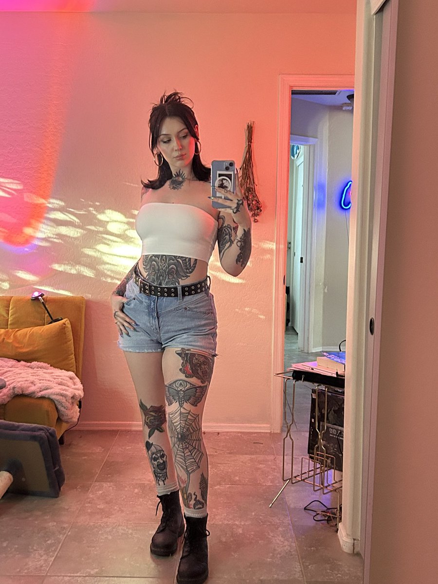 kryptickayla_'s tweet photo. I get ready once a week &amp; it’s only because I’m bartending https://t.co/fa3nX2Rx2J
