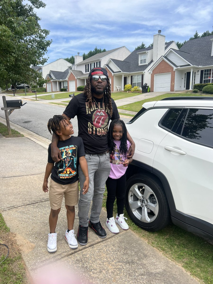 BigHomieSean's tweet photo. Kicking it with my lil people today https://t.co/5mu0r3CBpb