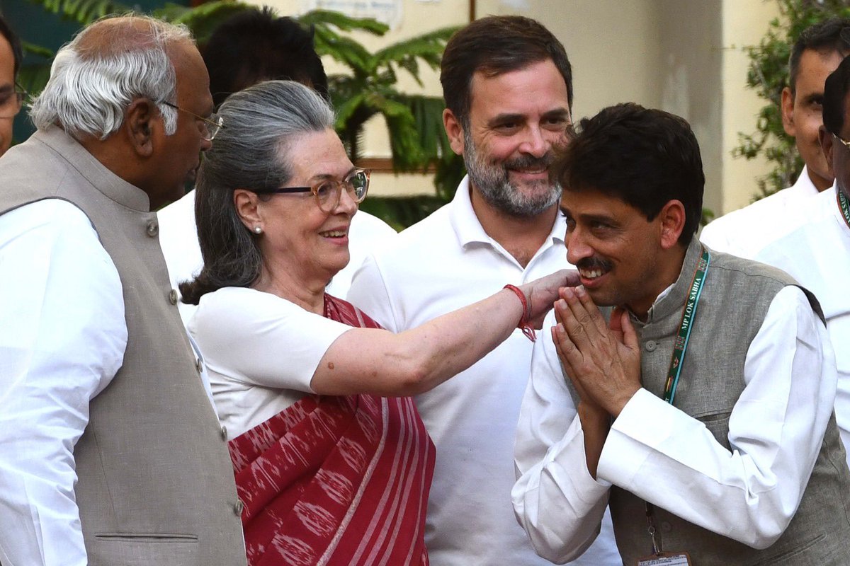 jeetensingh's tweet photo. मोदी जी को बोटी-बोटी करनेवाले को अम्मा का आशीर्वाद!

मौत के सौदागर.. https://t.co/abFdKT8OqD