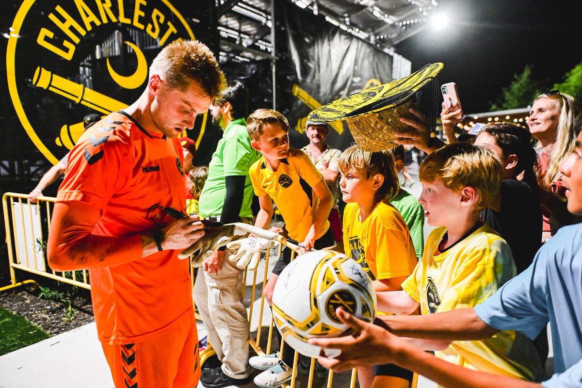Chas_Battery's tweet photo. Always have time for the home fans after the final whistle 🖤💛 https://t.co/t6pghmyl7z