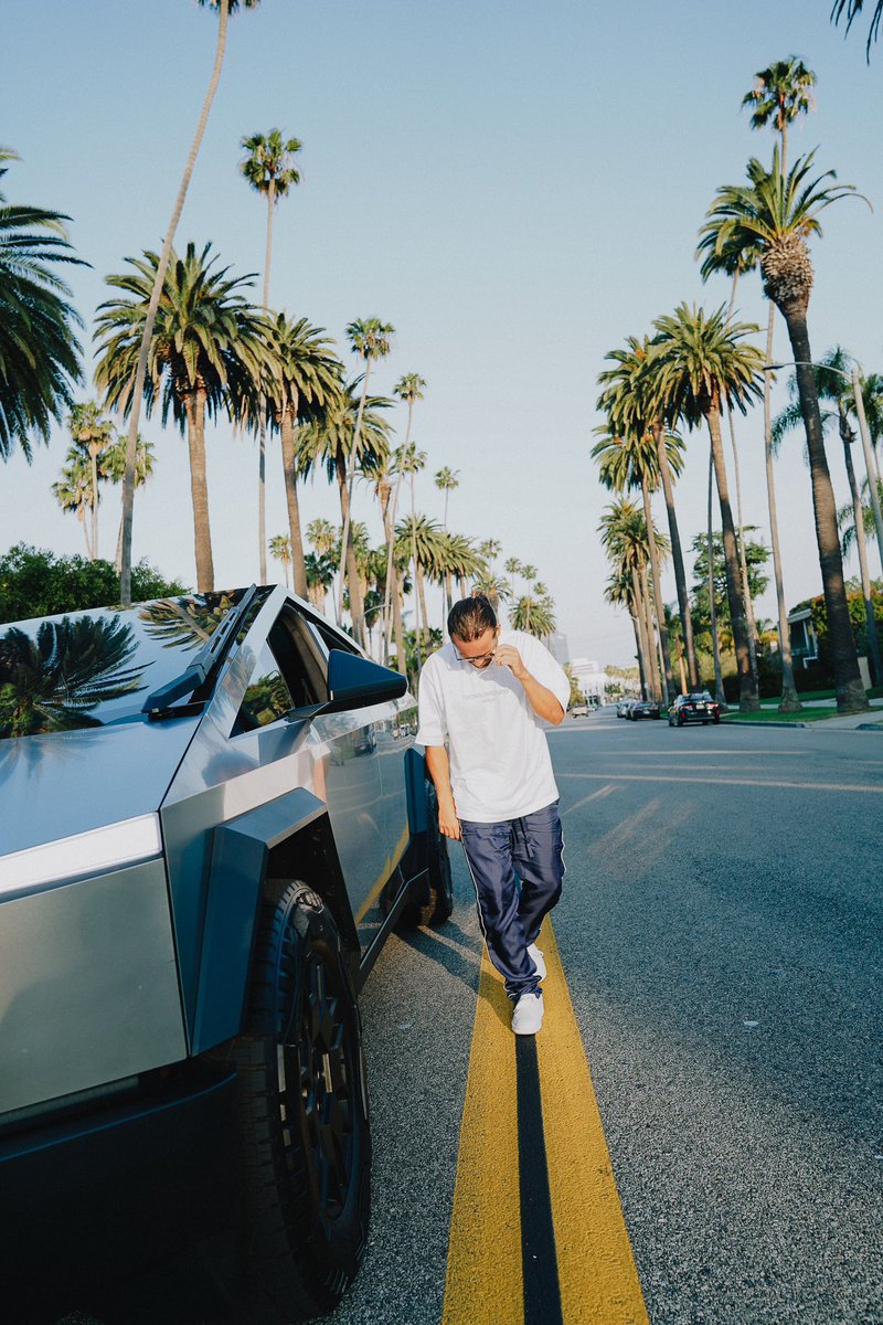 Mrthank_you's tweet photo. One day in LA https://t.co/SPg6ySOBKu